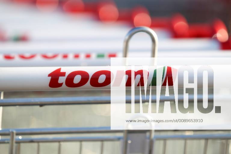 Freiburg Themenbild - Toom Baumarkt, Baustoffmarkt in Freiburg Themenbild - Toom Baumarkt, Baustoffmarkt in Freiburg Freiburg 24.02.2019 Einkaufswagen Toom, Werbeschild, Logo, Schriftzug, Reklame, Tag, Aussenaufnahme Featurebild, Symbolbild, Themenbild