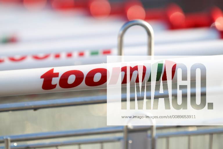 Freiburg Themenbild - Toom Baumarkt, Baustoffmarkt in Freiburg Themenbild - Toom Baumarkt, Baustoffmarkt in Freiburg Freiburg 24.02.2019 Einkaufswagen Toom, Werbeschild, Logo, Schriftzug, Reklame, Tag, Aussenaufnahme Featurebild, Symbolbild, Themenbild