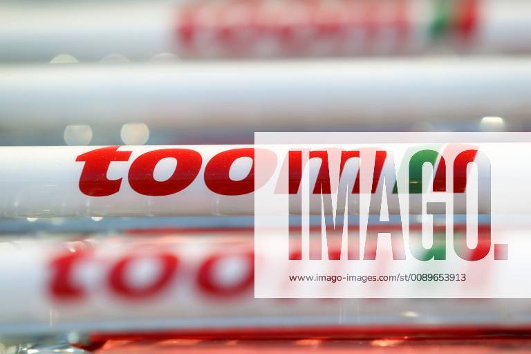 Freiburg Themenbild - Toom Baumarkt, Baustoffmarkt in Freiburg Themenbild - Toom Baumarkt, Baustoffmarkt in Freiburg Freiburg 24.02.2019 Einkaufswagen Toom, Werbeschild, Logo, Schriftzug, Reklame, Tag, Aussenaufnahme Featurebild, Symbolbild, Themenbild