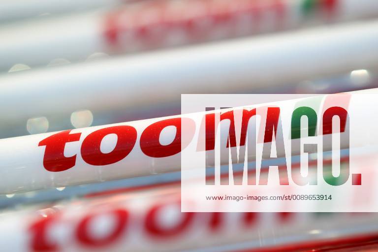 Freiburg Themenbild - Toom Baumarkt, Baustoffmarkt in Freiburg Themenbild - Toom Baumarkt, Baustoffmarkt in Freiburg Freiburg 24.02.2019 Einkaufswagen Toom, Werbeschild, Logo, Schriftzug, Reklame, Tag, Aussenaufnahme Featurebild, Symbolbild, Themenbild