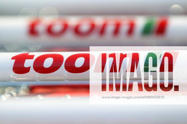 Freiburg Themenbild - Toom Baumarkt, Baustoffmarkt in Freiburg Themenbild - Toom Baumarkt, Baustoffmarkt in Freiburg Freiburg 24.02.2019 Einkaufswagen Toom, Werbeschild, Logo, Schriftzug, Reklame, Tag, Aussenaufnahme Featurebild, Symbolbild, Themenbild
