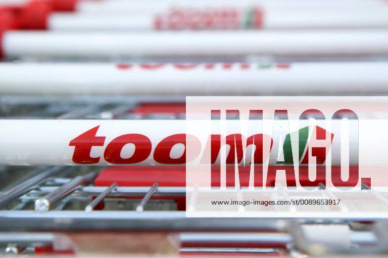 Freiburg Themenbild - Toom Baumarkt, Baustoffmarkt in Freiburg Themenbild - Toom Baumarkt, Baustoffmarkt in Freiburg Freiburg 24.02.2019 Einkaufswagen Toom, Werbeschild, Logo, Schriftzug, Reklame, Tag, Aussenaufnahme Featurebild, Symbolbild, Themenbild