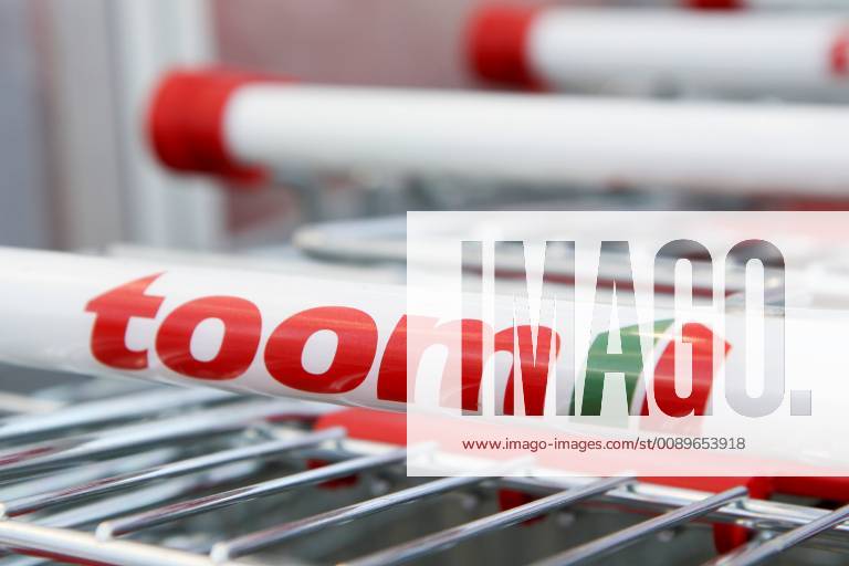 Freiburg Themenbild - Toom Baumarkt, Baustoffmarkt in Freiburg Themenbild - Toom Baumarkt, Baustoffmarkt in Freiburg Freiburg 24.02.2019 Einkaufswagen Toom, Werbeschild, Logo, Schriftzug, Reklame, Tag, Aussenaufnahme Featurebild, Symbolbild, Themenbild