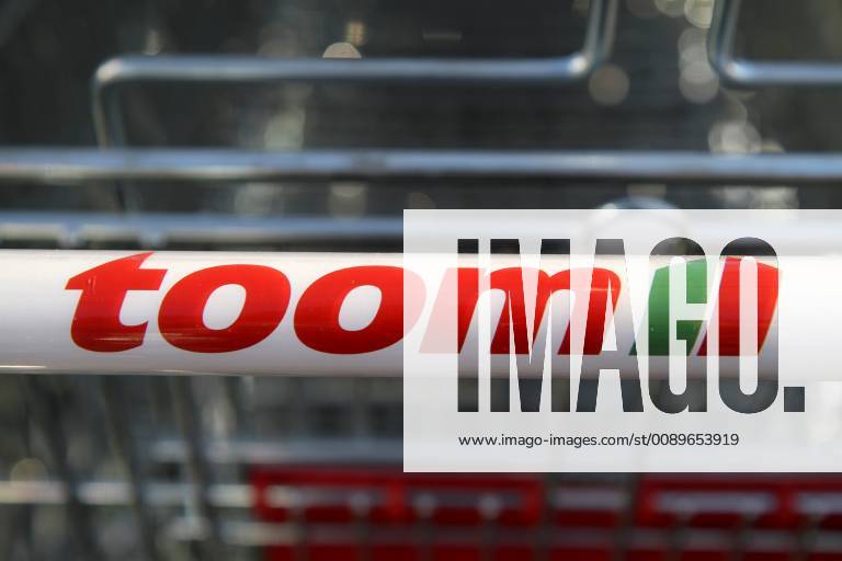 Freiburg Themenbild - Toom Baumarkt, Baustoffmarkt in Freiburg Themenbild - Toom Baumarkt, Baustoffmarkt in Freiburg Freiburg 24.02.2019 Einkaufswagen Toom, Werbeschild, Logo, Schriftzug, Reklame, Tag, Aussenaufnahme Featurebild, Symbolbild, Themenbild