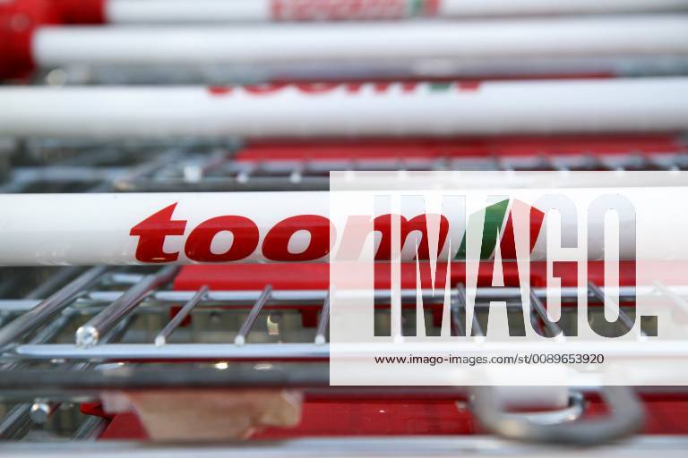 Freiburg Themenbild - Toom Baumarkt, Baustoffmarkt in Freiburg Themenbild - Toom Baumarkt, Baustoffmarkt in Freiburg Freiburg 24.02.2019 Einkaufswagen Toom, Werbeschild, Logo, Schriftzug, Reklame, Tag, Aussenaufnahme Featurebild, Symbolbild, Themenbild