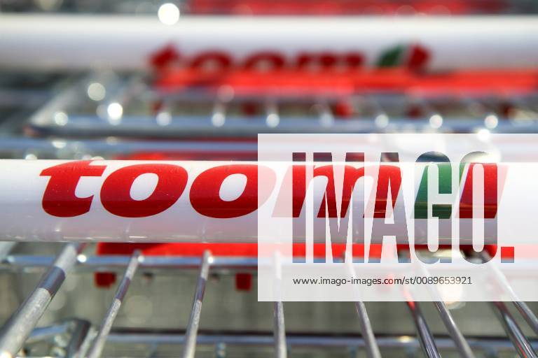 Freiburg Themenbild - Toom Baumarkt, Baustoffmarkt in Freiburg Themenbild - Toom Baumarkt, Baustoffmarkt in Freiburg Freiburg 24.02.2019 Einkaufswagen Toom, Werbeschild, Logo, Schriftzug, Reklame, Tag, Aussenaufnahme Featurebild, Symbolbild, Themenbild