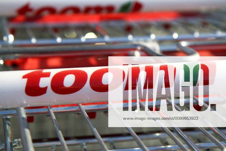 Freiburg Themenbild - Toom Baumarkt, Baustoffmarkt in Freiburg Themenbild - Toom Baumarkt, Baustoffmarkt in Freiburg Freiburg 24.02.2019 Einkaufswagen Toom, Werbeschild, Logo, Schriftzug, Reklame, Tag, Aussenaufnahme Featurebild, Symbolbild, Themenbild