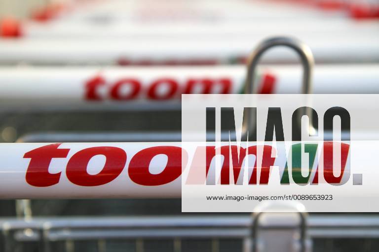 Freiburg Themenbild - Toom Baumarkt, Baustoffmarkt in Freiburg Themenbild - Toom Baumarkt, Baustoffmarkt in Freiburg Freiburg 24.02.2019 Einkaufswagen Toom, Werbeschild, Logo, Schriftzug, Reklame, Tag, Aussenaufnahme Featurebild, Symbolbild, Themenbild
