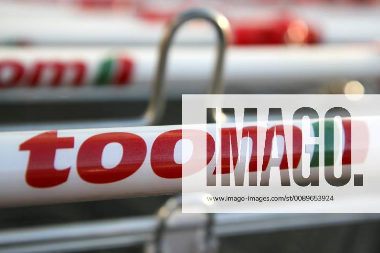 Freiburg Themenbild - Toom Baumarkt, Baustoffmarkt in Freiburg Themenbild - Toom Baumarkt, Baustoffmarkt in Freiburg Freiburg 24.02.2019 Einkaufswagen Toom, Werbeschild, Logo, Schriftzug, Reklame, Tag, Aussenaufnahme Featurebild, Symbolbild, Themenbild