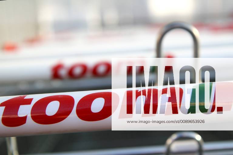 Freiburg Themenbild - Toom Baumarkt, Baustoffmarkt in Freiburg Themenbild - Toom Baumarkt, Baustoffmarkt in Freiburg Freiburg 24.02.2019 Einkaufswagen Toom, Werbeschild, Logo, Schriftzug, Reklame, Tag, Aussenaufnahme Featurebild, Symbolbild, Themenbild