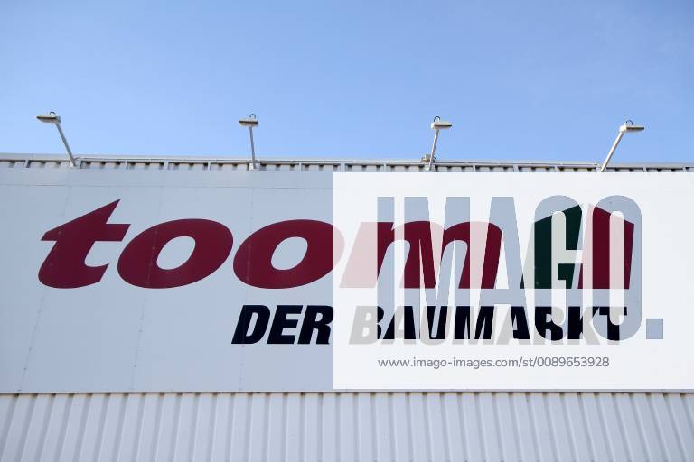 Freiburg Themenbild - Toom Baumarkt, Baustoffmarkt in Freiburg Themenbild - Toom Baumarkt, Baustoffmarkt in Freiburg Freiburg 24.02.2019 Toom, Werbeschild, Logo, Schriftzug, Reklame, Tag, Aussenaufnahme Featurebild, Symbolbild, Themenbild