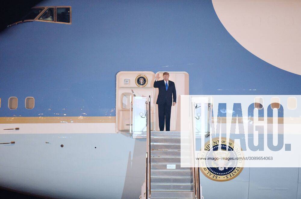 (190226) -- HANOI, Feb. 26, 2019 (Xinhua) -- U.S. President Donald Trump disembarks from Air Force One in Hanoi, Vietnam, Feb. 26, 2019. U.S. President Donald Trump arrived in Vietnam s capital Hanoi on Tuesday night to meet with Kim Jong Un, top leader of the Democratic People s Republic of Korea. (Xinhua Wang Shen) VIETNAM-HANOI-SUMMIT-TRUMP-ARRIVAL