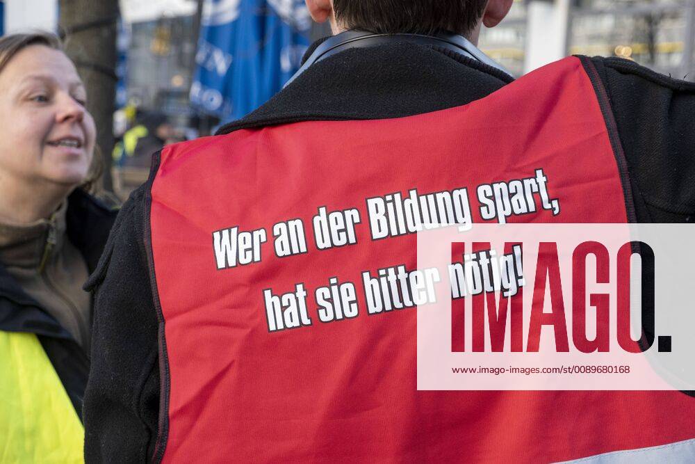 Beschäftige des Sozial- und Erziehungsdienstes, zumeist Lehrer, Erizeher und Mitarbeiter der Jugend- und Sozialdienste bei der Demonstratrion am zweiten Tag des zweitägigen Wanrstreiks in Berlin, bei dem sich auch die Beschäftigten der öffentlichen Verwaltung dem Warnstreik anschlossen. Zum Warnstreik aufgerufen hatten die Gewerkschaften Verdi und GEW. Warnstreik der Beschäftigen des Sozial- und Erziehungsdienstes und der Mitarbeiter der öffentlichen Verwaltung in Berlin