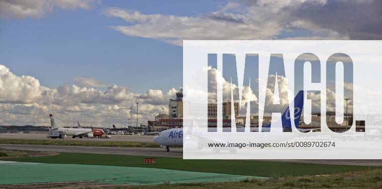 Der Flug mit SWISS mit ihrem neuartigen Passagierflugzeug, von Bombardier C300 Serie. Blick aus dem Fenster am Airport Madrid in Spanien. Air Europa auf dem Runway. 01.05.2018 Flug mit einem Bombardier C300 von SWISS 01.05.2018 Flug mit einem Bombardier C300 von SWISS