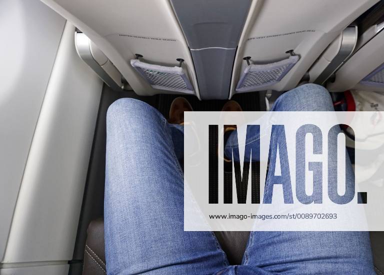Der Flug mit SWISS mit ihrem neuartigen Passagierflugzeug, von Bombardier C300 Serie. Innovative Sitze mit einem speziellen Design aus der Automobilindustrie, produziert durch den Hersteller ZIM. Der Sitz ist komfortabler, leichter und dünner als normale Sitze und ermöglicht damit mehr Platz bei gleichem Sitzabstand. Zusätzlich bietet der Sitz mehr Beinfreiheit. Die 25% vergrösserte Handgepäckablage mit Schliesstechnik nach oben sorgt für grosszügige Platzverhältnisse, komfortablere Beladung und ein Gefühl von mehr Weite in der Kabine. Beinfreiheit zum Vordersitz. 01.05.2018 Flug mit einem Bombardier C300 von SWISS 01.05.2018 Flug mit einem Bombardier C300 von SWISS