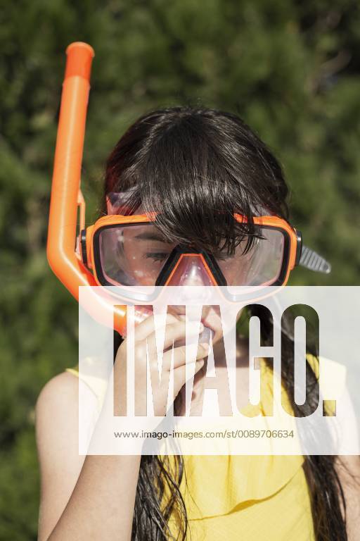 Portrait of little girl wearing snorkel and oversized diving goggles model released Symbolfoto ERRF00160