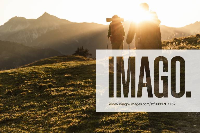 Couple hiking in the Austrian mountains model released Symbolfoto UUF16035