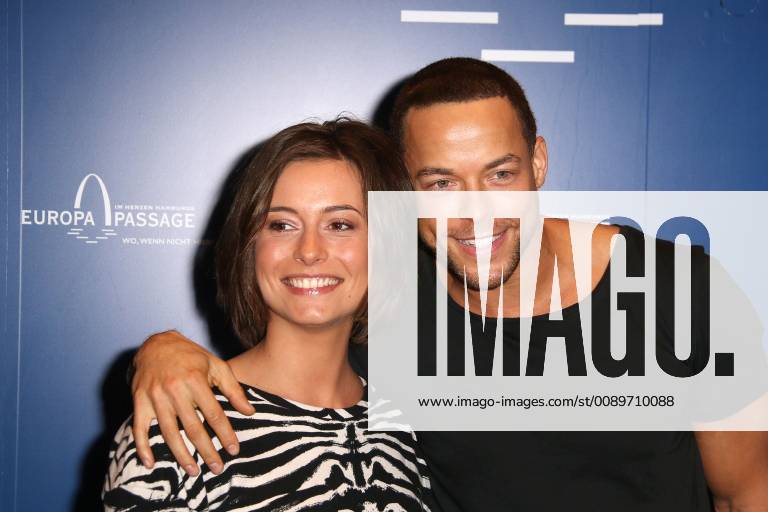 Andrej Mangold und Jennifer Lange, das RTL Bachelor Traumpaar bei der Autogrammstunde am 28.02.2019 in der Europa Passage in Hamburg RTL Bachelor Andrej Mangold und seine Jennifer beim Fototermin in Hamburg