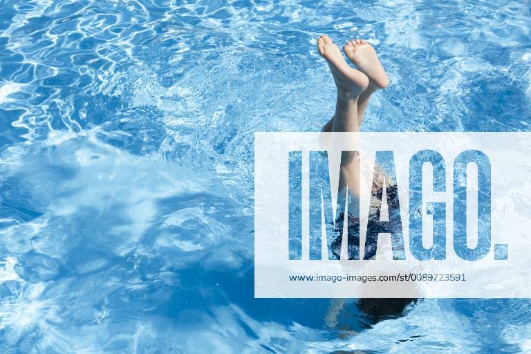 Little girl doing handstand in swimming pool model released Symbolfoto ERRF00156