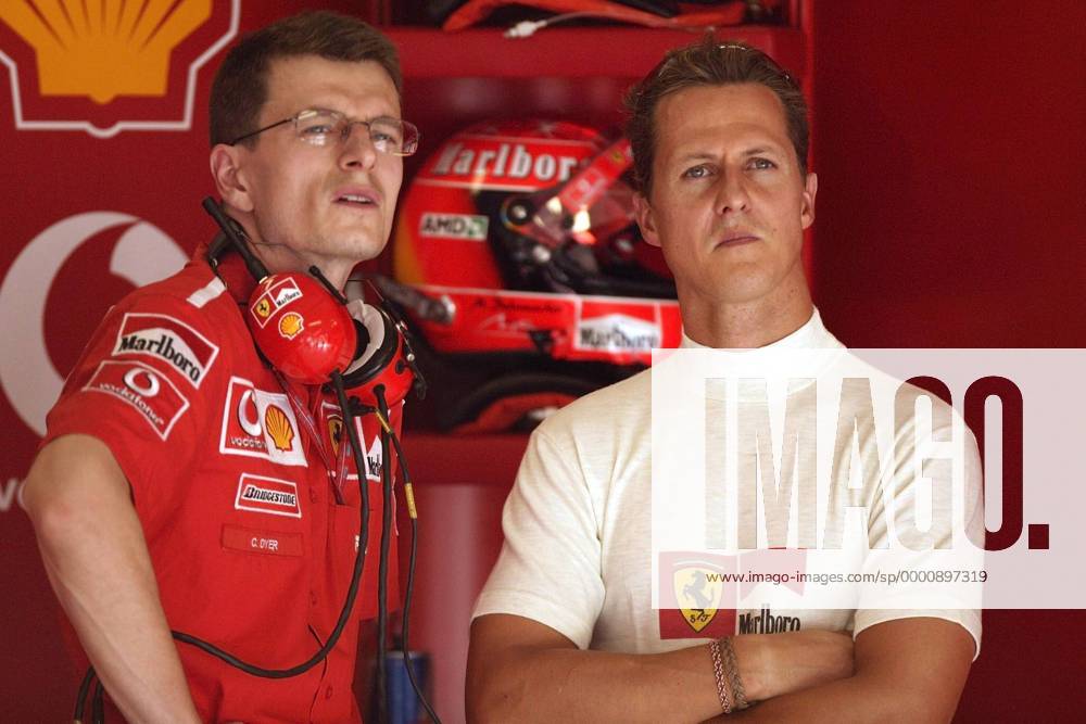 Michael Schumacher (Deutschland) im Gespräch Renningenieur Chris Dyer (Australien beide Ferrari) Motorsport Grand Prix Herren Großer Preis von Ungarn 2003, Formel 1 Weltmeisterschaft, F1, F, GP, WM, Vdig, Training Gruppe Budapest Nachdenklichkeit,