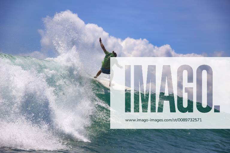 Indonesia, Bali, Kuta, surfer falling model released Symbolfoto KNTF02595