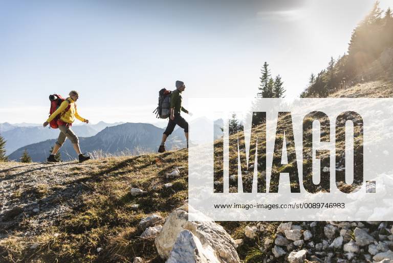 Couple hiking in the Austrian mountains model released Symbolfoto UUF15987