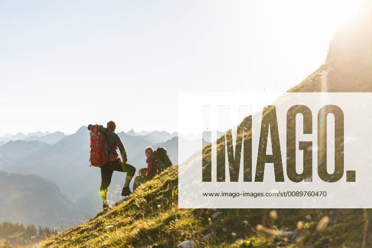 Couple hiking in the Austrian mountains model released Symbolfoto UUF15990