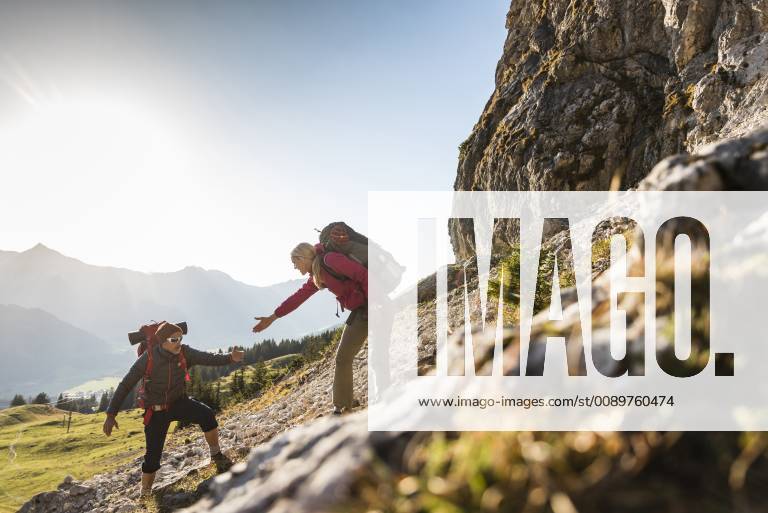 Couple hiking in the Austrian mountains model released Symbolfoto UUF15994