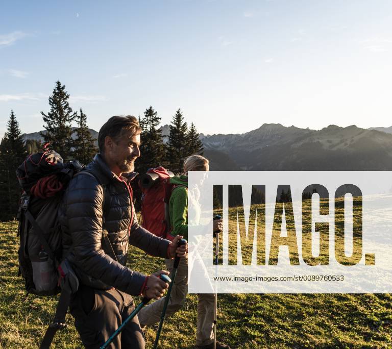 Couple hiking in the Austrian mountains model released Symbolfoto UUF16026