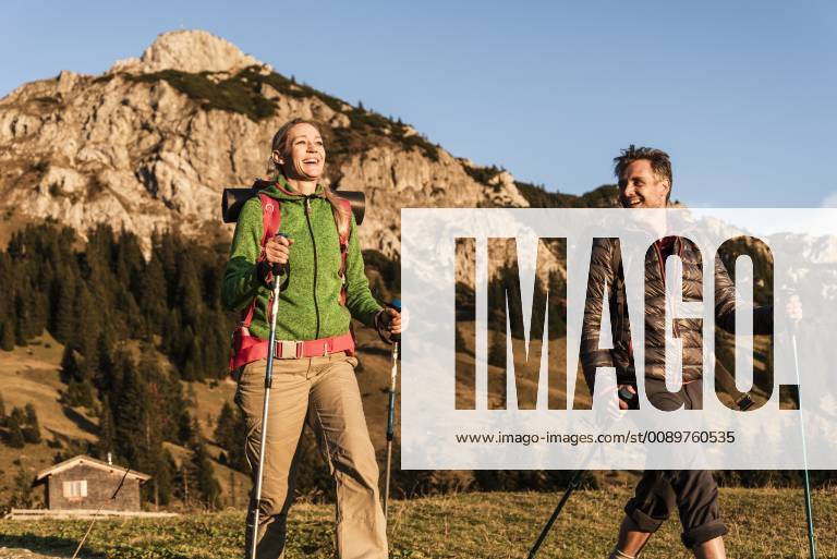 Couple hiking in the Austrian mountains model released Symbolfoto UUF16029