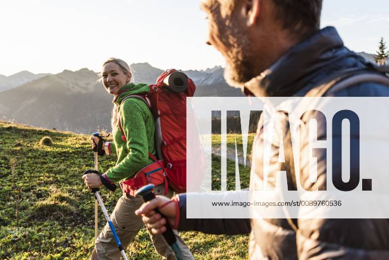 Couple hiking in the Austrian mountains model released Symbolfoto UUF16030