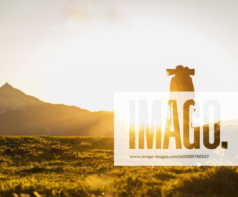 Couple hiking in the Austrian mountains model released Symbolfoto UUF16031