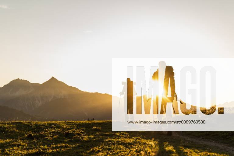 Couple hiking in the Austrian mountains model released Symbolfoto UUF16032