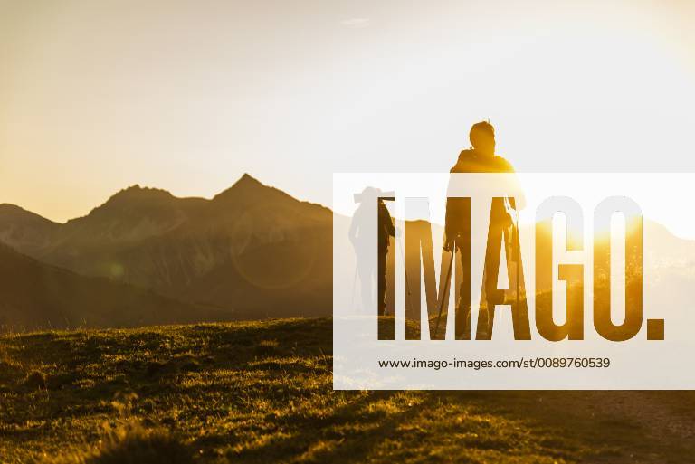 Couple hiking in the Austrian mountains model released Symbolfoto UUF16033