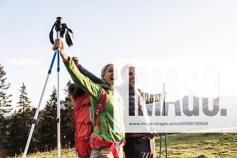 Couple hiking in the Austrian mountains model released Symbolfoto UUF16040