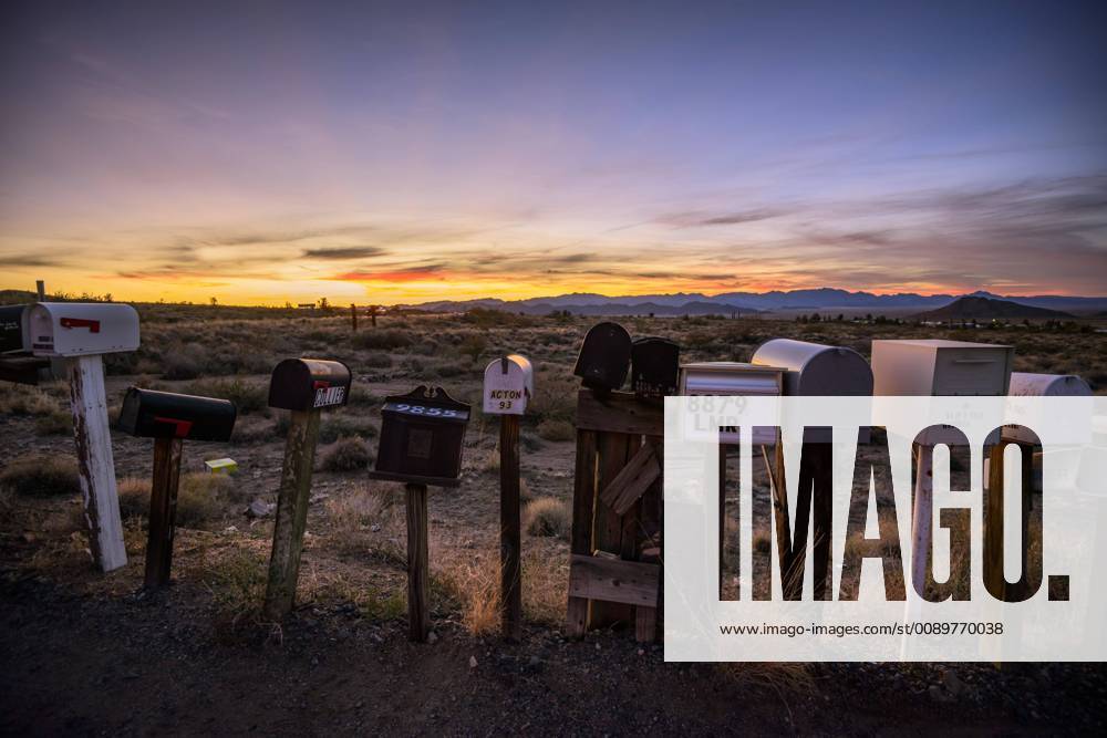 Briefkästen am Straßenrand bei Sonnenuntergang, Historic Route 66, Antares, Walapai, Kingman, Arizona, USA, Nordamerika