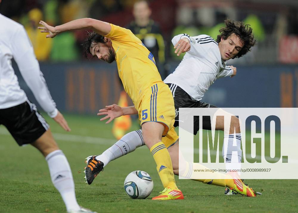 FUSSBALL INTERNATIONALES TESTSPIEL 11.11.2011 Ukraine - Deutschland Mats HUMMELS (re, Deutschland) gegen Artem MILEVSKIY (li, Ukraine)