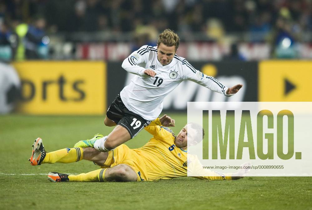 Mario GÖTZE ( GER) wird von Oleksandr KUCHER (UKR) zu Fall gebracht; Aktion, Spielszene, Zweikampf; Fussball , Ukraine (UKR) - Deutschland (GER) 3:3, am 11.11.2011 in Kiew Ukraine