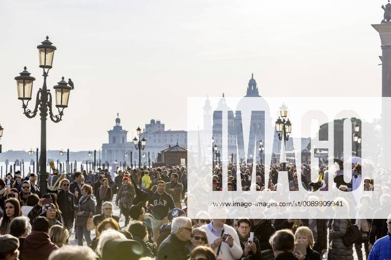 Italien, Italy, Venedig, Venice, 01.03.2019: Venedig lockt jährlich Millionen von Touristen in die Lagunenstadt -hier die Votivkirche Santa Maria della Salute am Canal Grande. Jetzt sollen Touristen Eintritt für einen Besuch in Venedig zahlen. Voraussichtlich ab Mai kostet ein Besuch drei Euro pro Person.