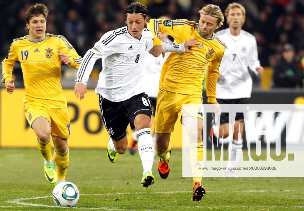 FUSSBALL - UKR vs GER, Testspiel KIEW, 11.NOV.11 - FUSSBALL - Länderspiel, Freundschaftsspiel, Ukraine vs Deutschland. Bild zeigt Yevhen Selin (UKR), Mesut Özil (GER) und Anatoliy Tymoschuk (UKR).