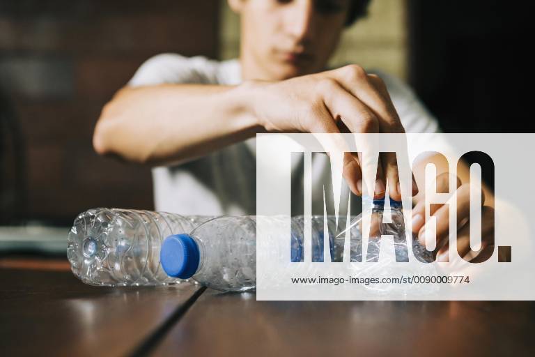IMAGO Creative: Corporate: Klimaschutz, Digitalisierung und Urbanisierung IMAGO Creative: Klimawandel - Umwelterziehung Teenage boy recycling water bottles