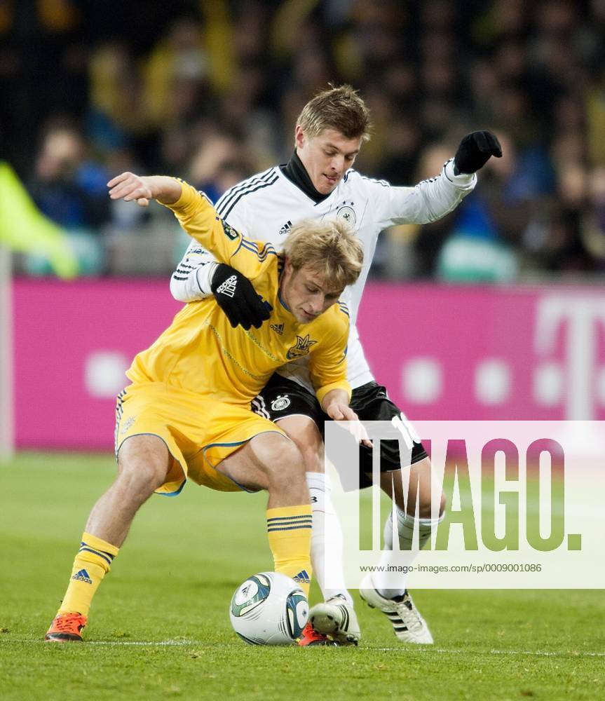 Toni KROOS r. (GER) im Zweikampf gegen Roman BEZUS (UKR), Aktion, Fussball Freundschaftsländerspiel, Ukraine (UKR) - Deutschland (GER) 3:3, am 11.11.2011 in Kiew Ukraine
