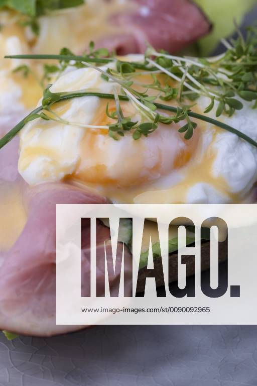 Nahaufnahme von einem gekochten Ei mit Kaffee - eggs benedict