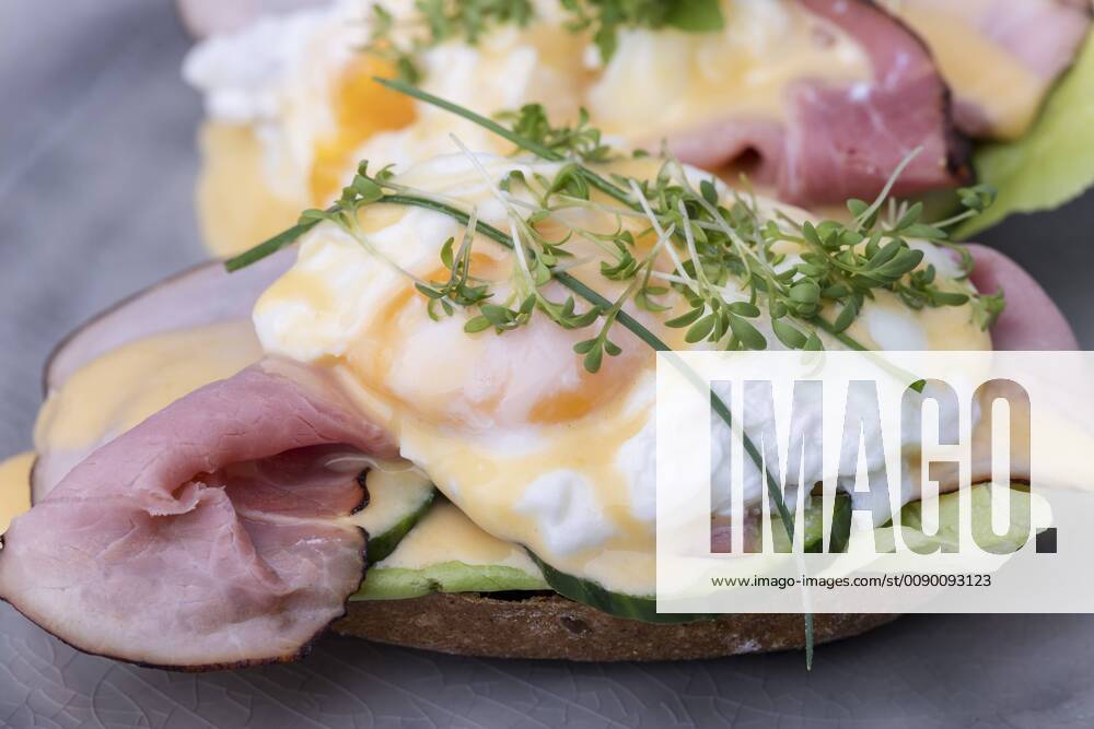 Nahaufnahme von einem gekochten Ei mit Kaffee - eggs benedict