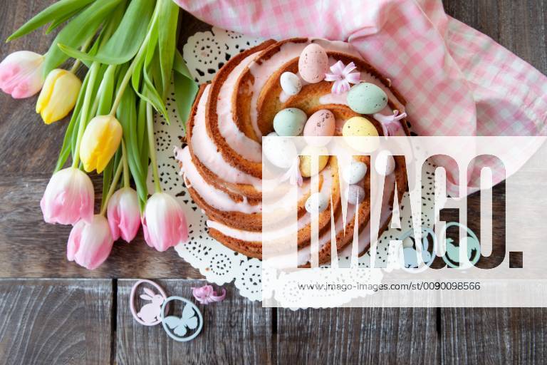 Leckerer Gugelhupf mit Ostereiern und rosa Zuckerguss - Tasty bundt cake with pink frosting