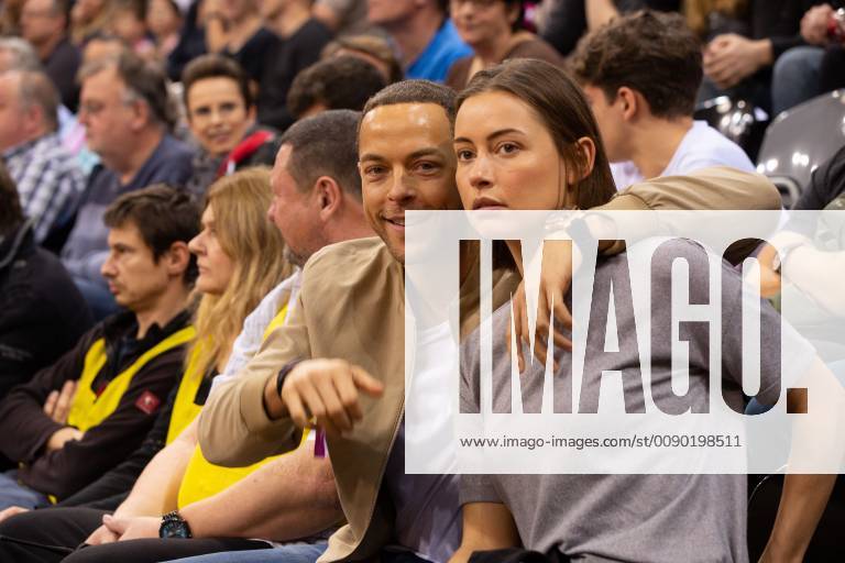 Bonn, Deutschland 17.03.2019, Basketball Bundesliga, BBL, Telekom Baskets Bonn vs. BG Goettingen: Andrej Mangold und Jenny Lange. Basketball BBL, Telekom Baskets Bonn vs BG Goettingen