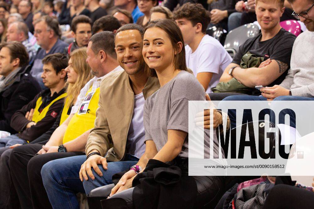 Bonn, Deutschland 17.03.2019, Basketball Bundesliga, BBL, Telekom Baskets Bonn vs. BG Goettingen: Andrej Mangold und Jenny Lange. Basketball BBL, Telekom Baskets Bonn vs BG Goettingen