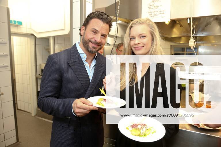 Sylt Stephan Luca und Freundin Louisa präsentieren Blumenkohl mit gebratener Polenta in der Küche Küchenparty Full Kitchen bei Sternekoch Holger Bodendorf im Landhaus Stricker in Tinnum auf Sylt am 17.3.2019