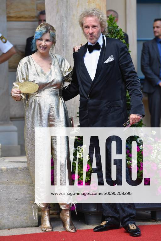 Nach über 40 Jahren Ehe Thea und Thomas Gottschalk haben sich getrennt. Archivfoto: Showmaster Thomas GOTTSCHALK mit Ehefrau Thea bei ihrer Ankunft. Eroeffnung der Bayreuther Richard Wagner Festspiele 2018. Roter Teppich am 25.07.2018. Gruener Huegel, Festspielhaus.Bayreuth.