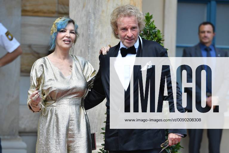 Nach über 40 Jahren Ehe Thea und Thomas Gottschalk haben sich getrennt. Archivfoto: Showmaster Thomas GOTTSCHALK mit Ehefrau Thea bei ihrer Ankunft. Eroeffnung der Bayreuther Richard Wagner Festspiele 2018. Roter Teppich am 25.07.2018. Gruener Huegel, Festspielhaus.Bayreuth.